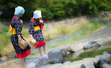 川で染物を洗う伝統工芸。インバウンドで外国からの観光プランにもなっている