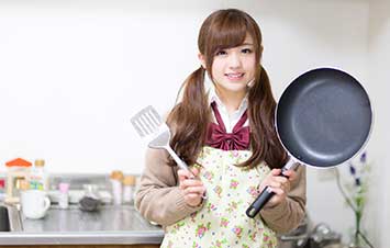 最近は、男性も多く学ぶ料理。さらに、外国の方が日本料理を学びたいと、教室に通い出す傾向にある…